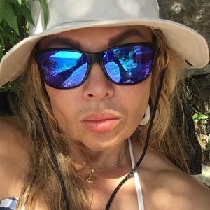 Meet your Posher, Hilda